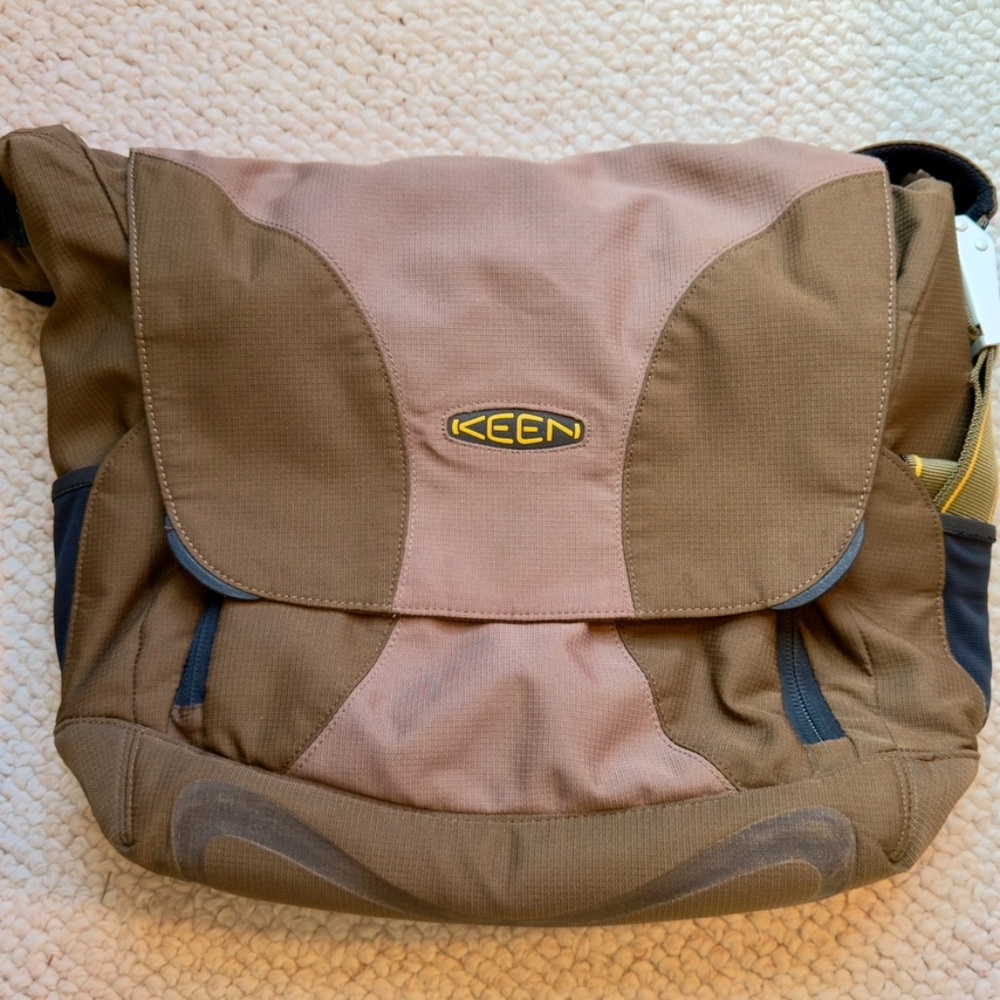 Keen laptop messenger book bag, brown tan in excellent condition.
